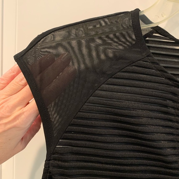 NWT Cache’ Lined Top withh Mesh Top and Keyhole Detail
Sz Small - Picture 2 of 12